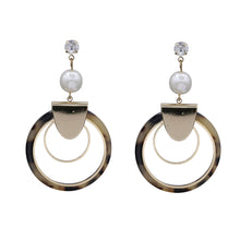 Load image into Gallery viewer, CIRCLE DANGLING EARRING RESIN METAL AND A PEARL 2.5&#39; INCH (186)